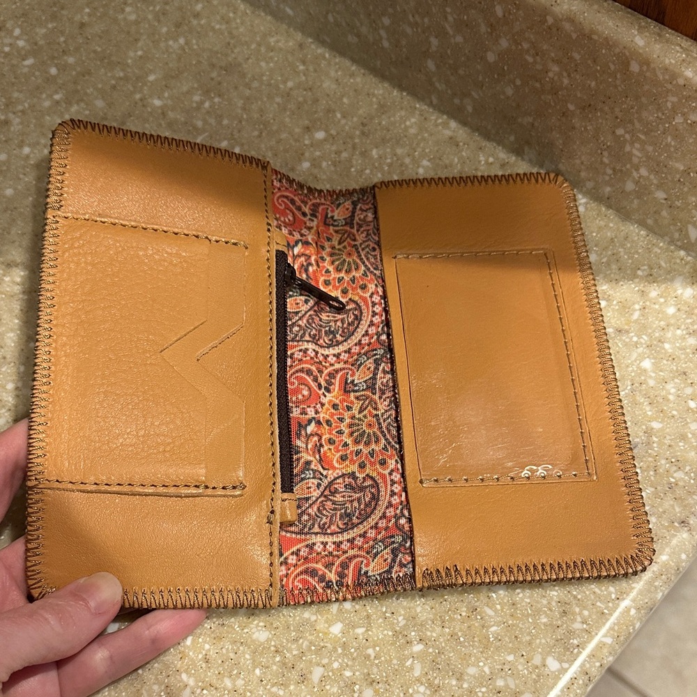 Lyons leather travel wallet in color blush - Picture 2 of 3